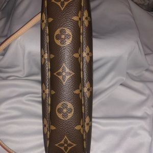 Louis Vuitton Pochette barely used. Almost new.